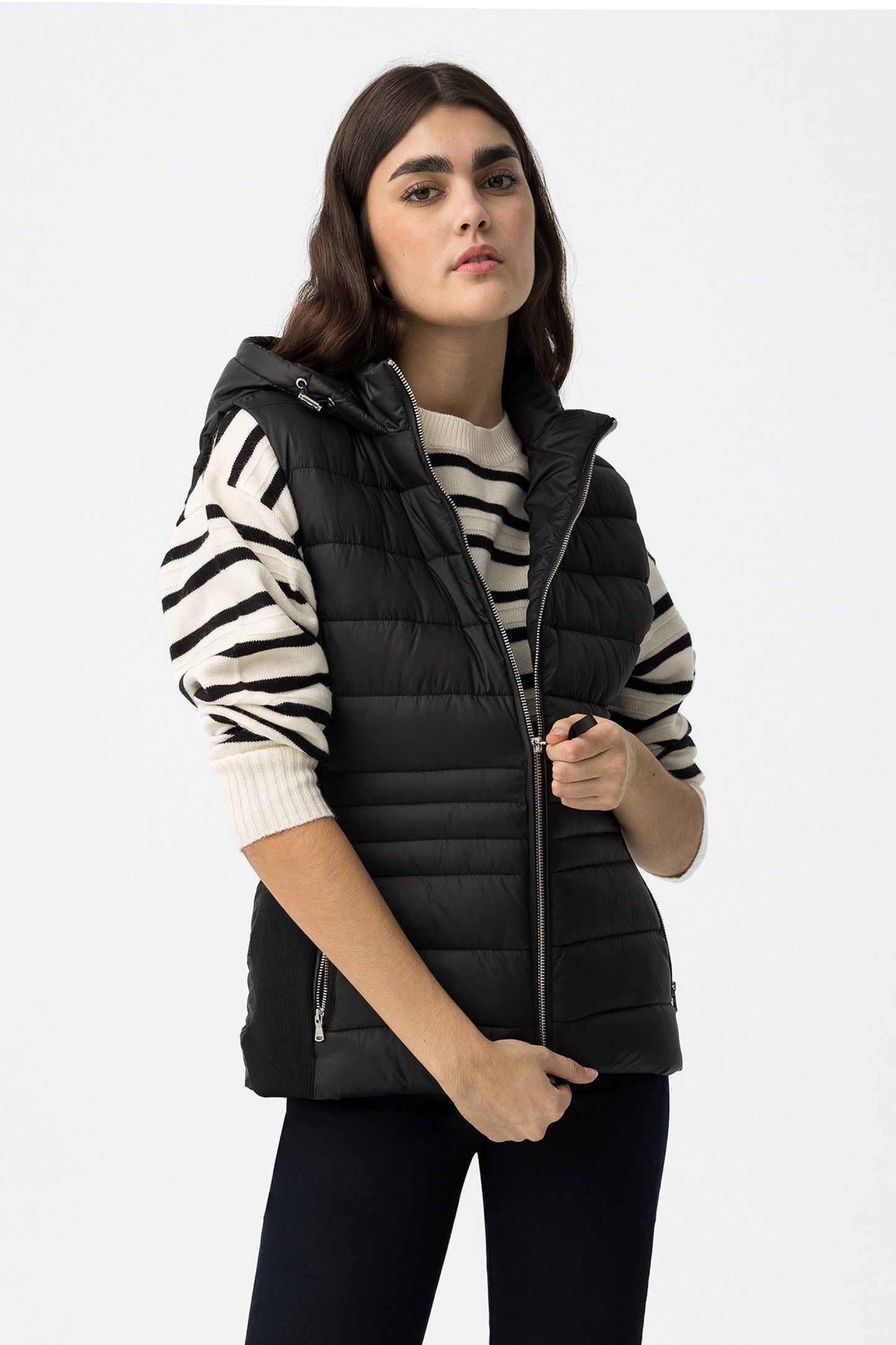 Αμάνικο Μπουφάν Καπιτονέ με Κουκούλα