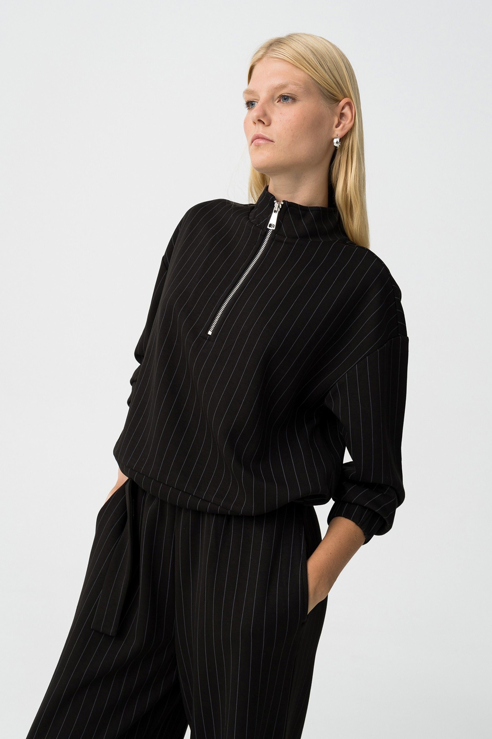 TIFFOSI Γυναικείο Φούτερ Relaxed Fit Half-Zip Ριγέ Μαύρο Λευκό πλάγια όψη