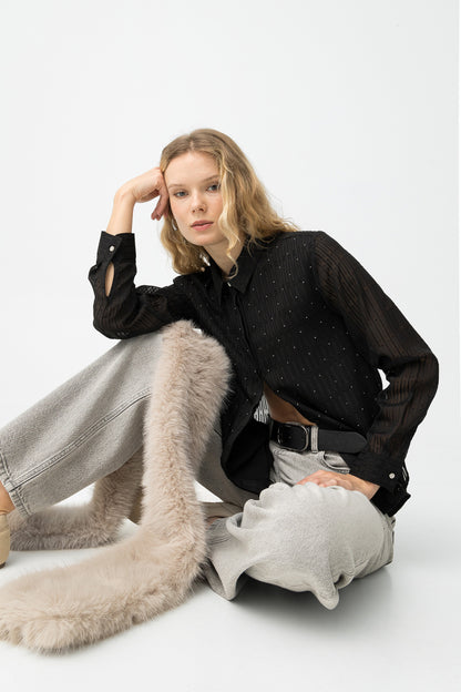 Tiffosi Πουκάμισο με Διαφάνεια και Στρας Μακρυμάνικο Μαύρο μοντέλο σε καθιστή πόζα