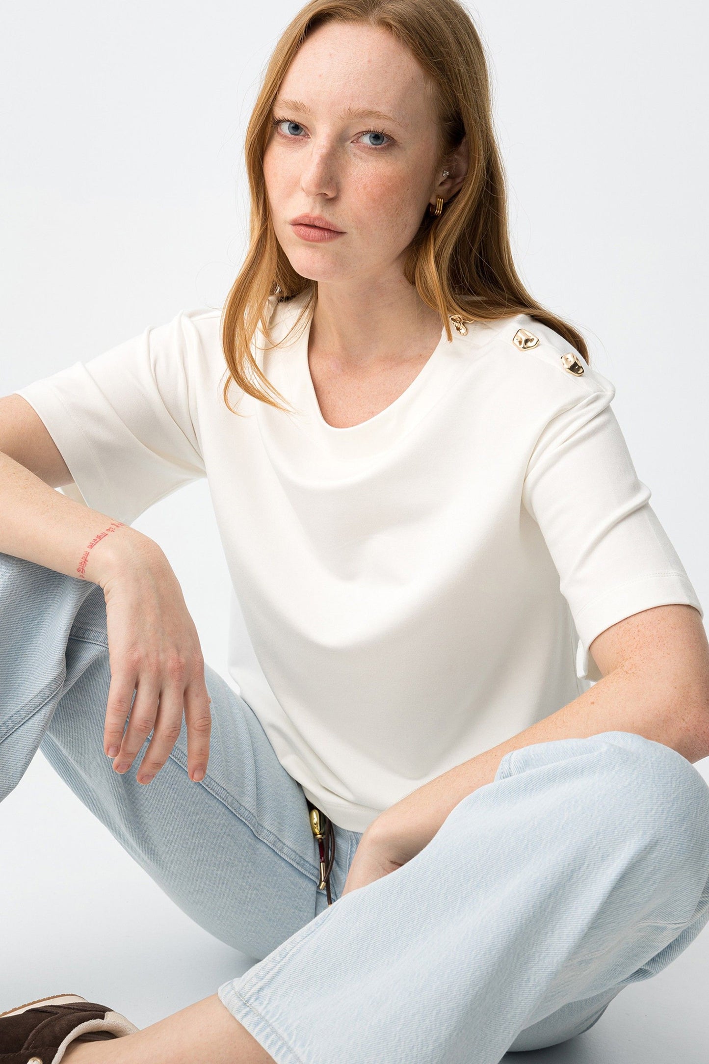 T-shirt με Κουμπιά στον Ώμο