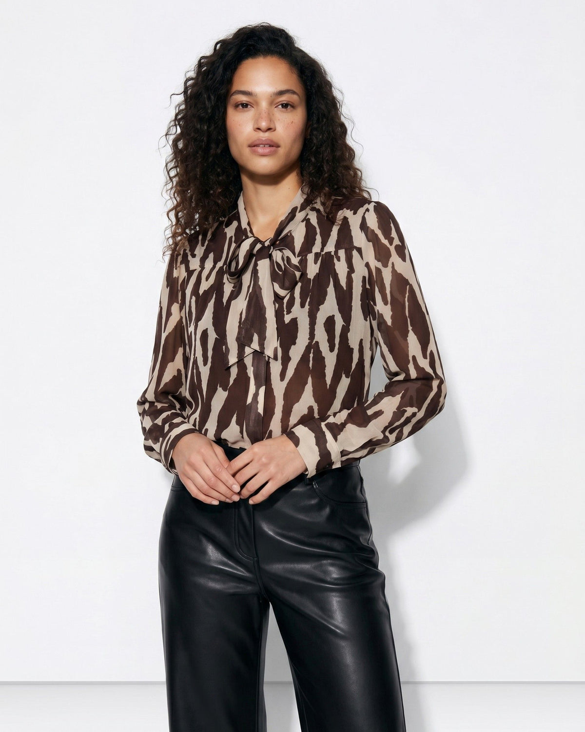 γυναικείο TIFFOSI πουκάμισο animal print σοκολά εκρού φιόγκος μπροστινή όψη μοντέλου
