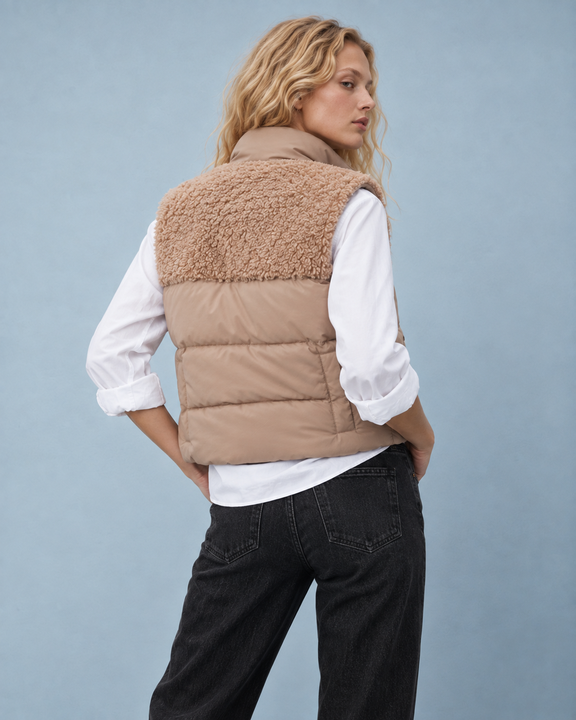 γυναικείο TIFFOSI μπεζ puffer γιλέκο teddy λεπτομέρεια πίσω όψη μοντέλου
