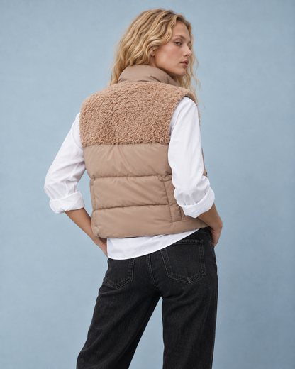 γυναικείο TIFFOSI μπεζ puffer γιλέκο teddy λεπτομέρεια πίσω όψη μοντέλου
