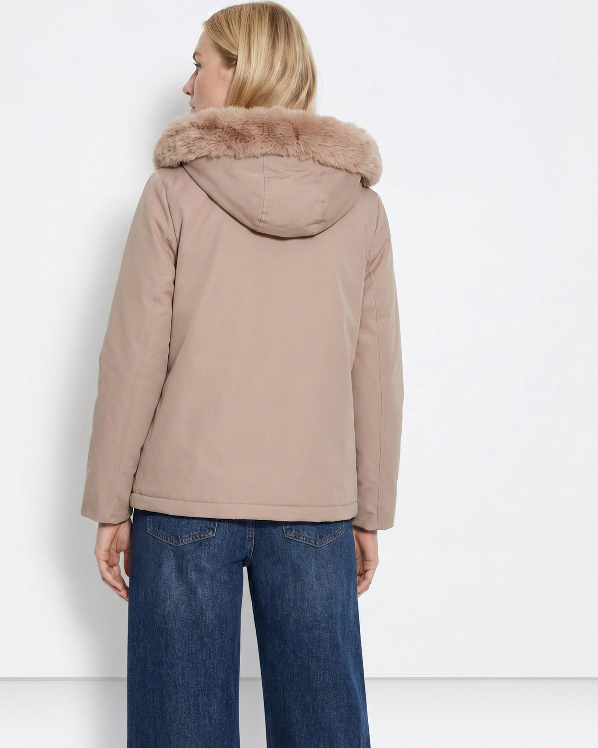 γυναικείο TIFFOSI μπεζ jacket γούνινη κουκούλα loose fit πίσω όψη μοντέλου
