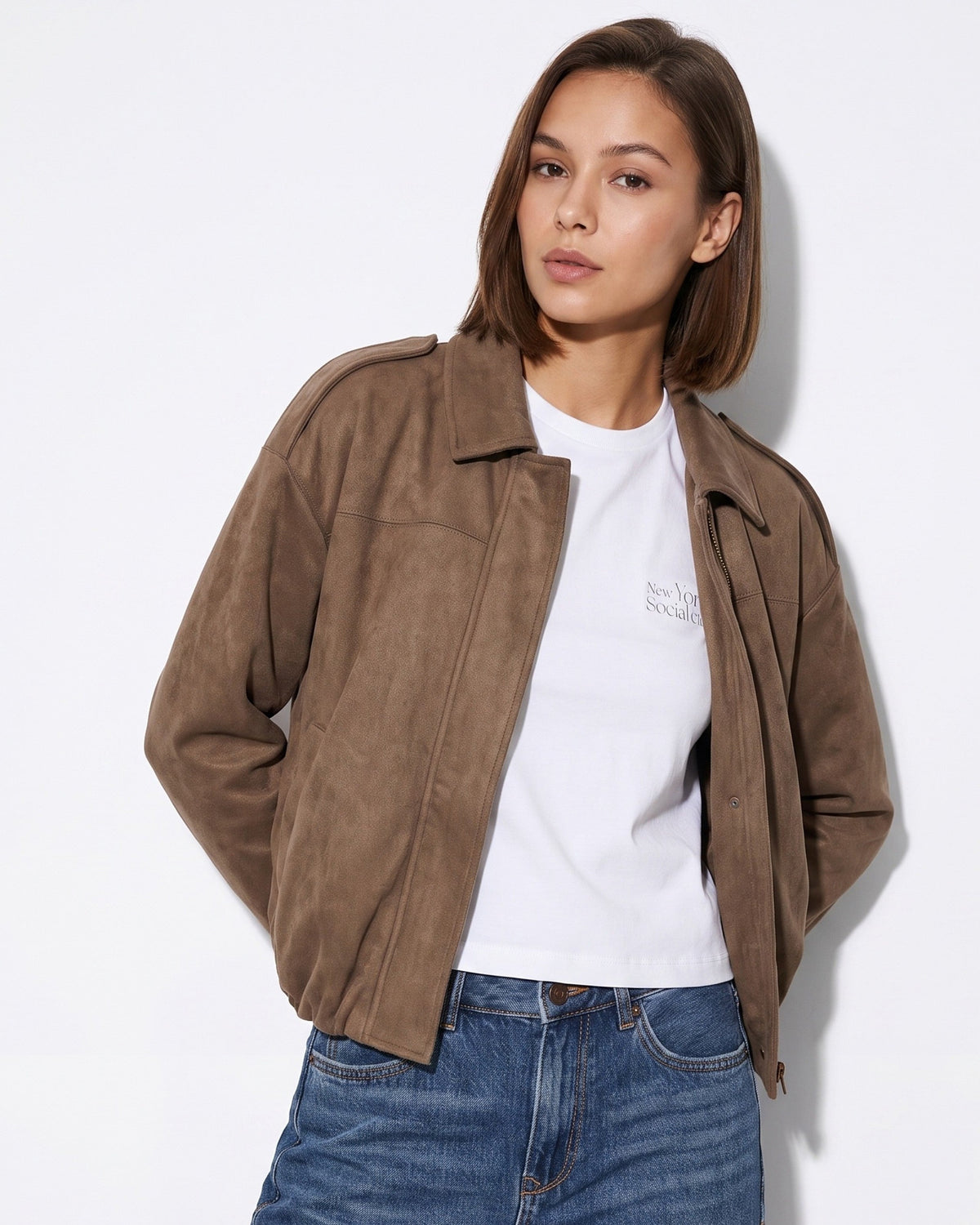 γυναικεία TIFFOSI καφέ μπουφάν τύπου suede loose fit κλασικός γιακάς ελαστική βάση μπροστινή όψη μοντέλου
