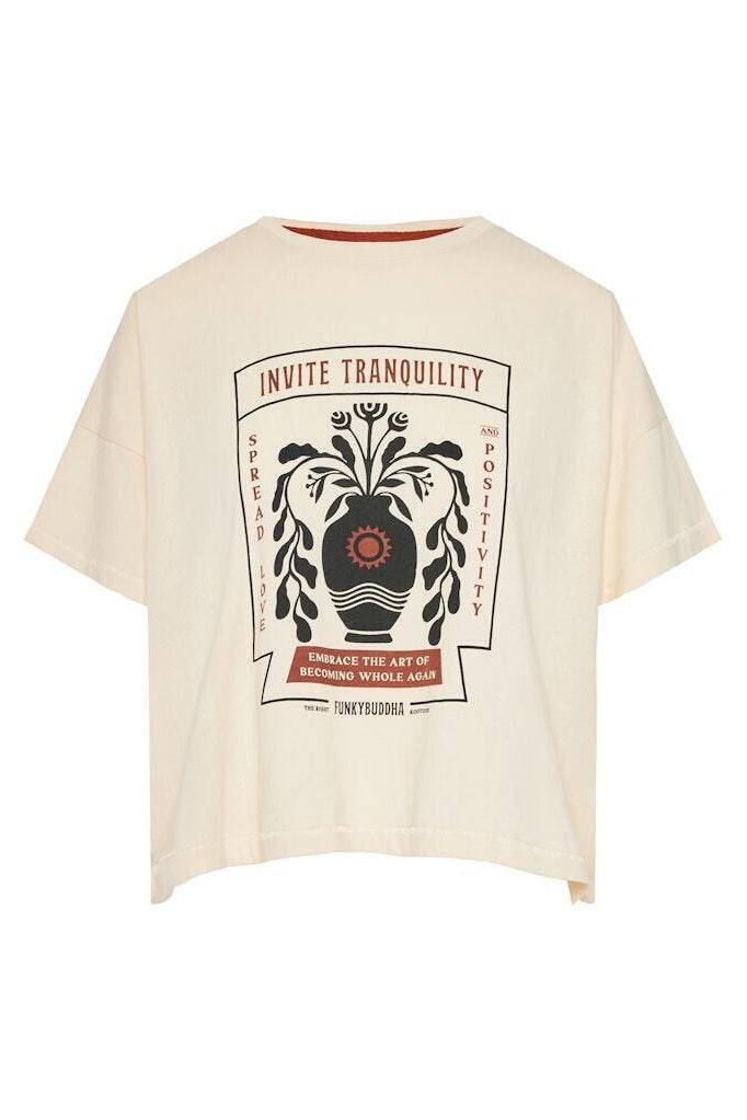 Funky Buddha γυναικείο εκρού t-shirt loose fit με τύπωμα Invite Tranquility, κοντομάνικο,στρογγυλός λαιμός,100% οργανικό βαμβάκι.