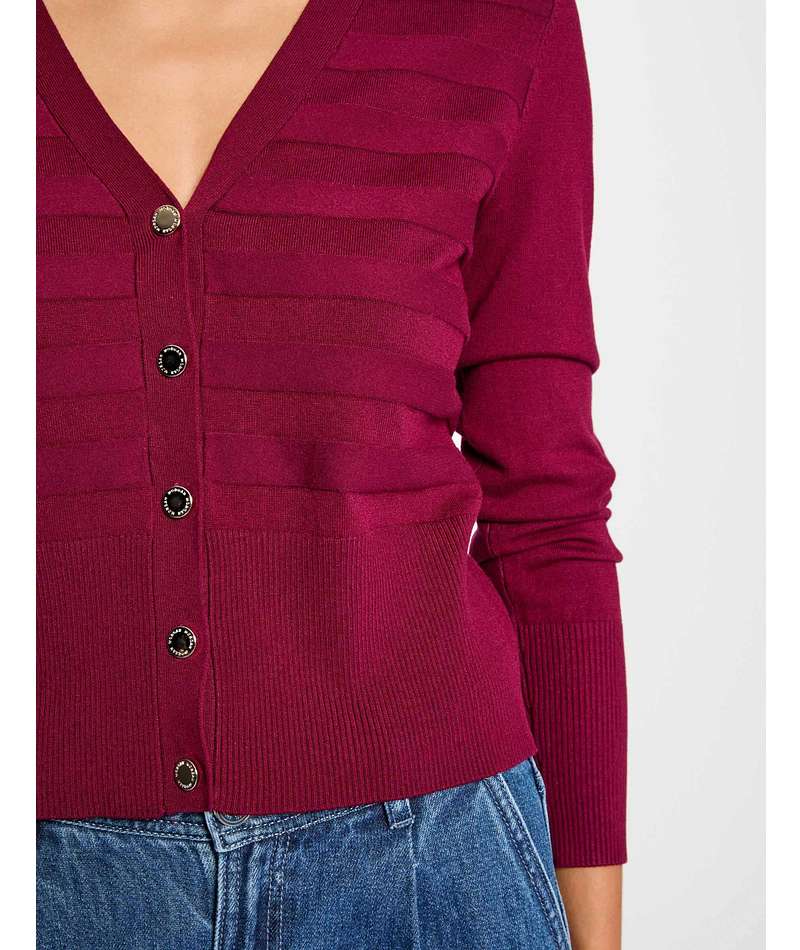 Λεπτομέρεια V-neck λαιμόκοψης, πλέξης και κουμπώματος μπροστά