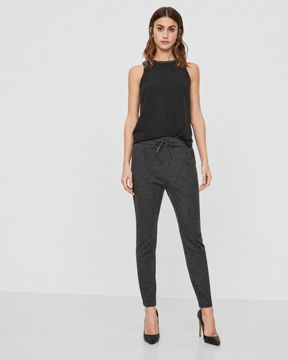 Γυναικείο παντελόνι Vero Moda ανθρακί jogger με κορδόνι, ολόσωμη εμφάνιση
