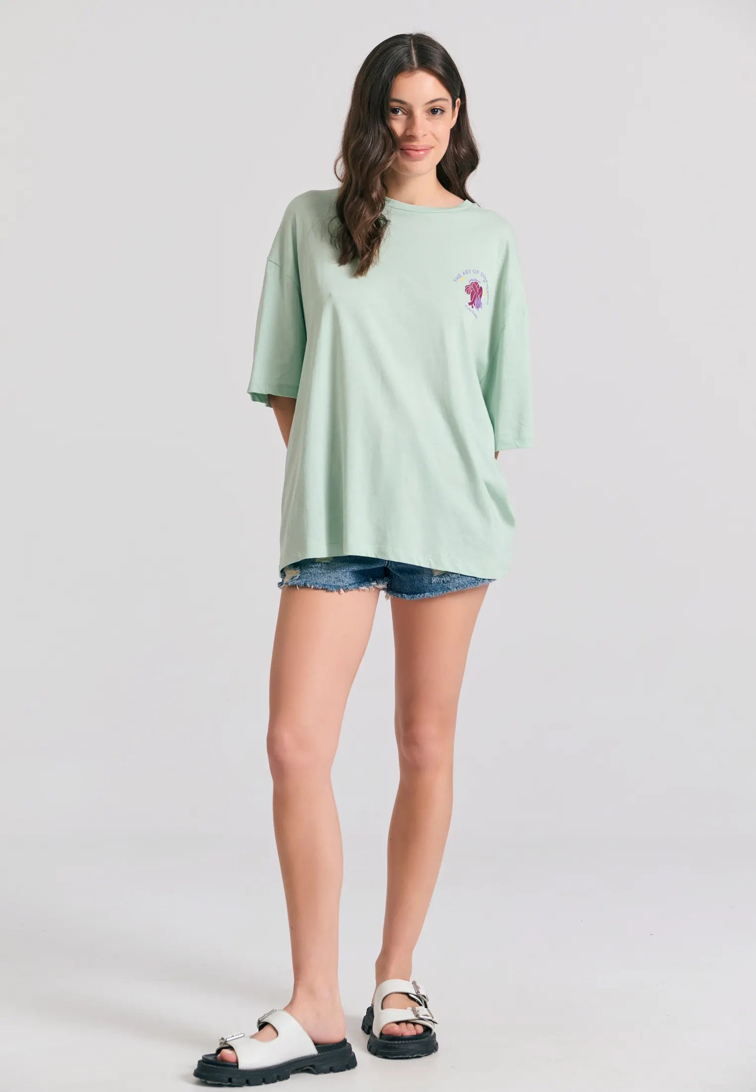 Relaxed chic look με FUNKY BUDDHA loose fit artistic t-shirt