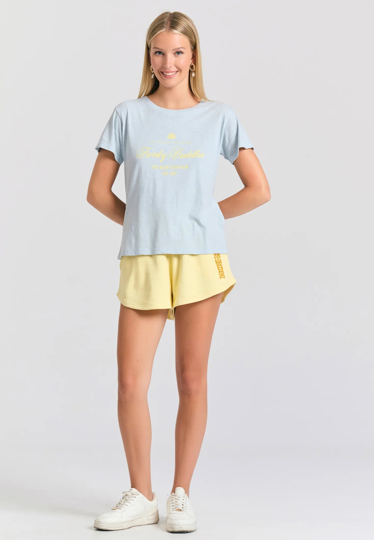 Vintage chic εμφάνιση με FUNKY BUDDHA γαλάζιο t-shirt - ολόσωμο styling