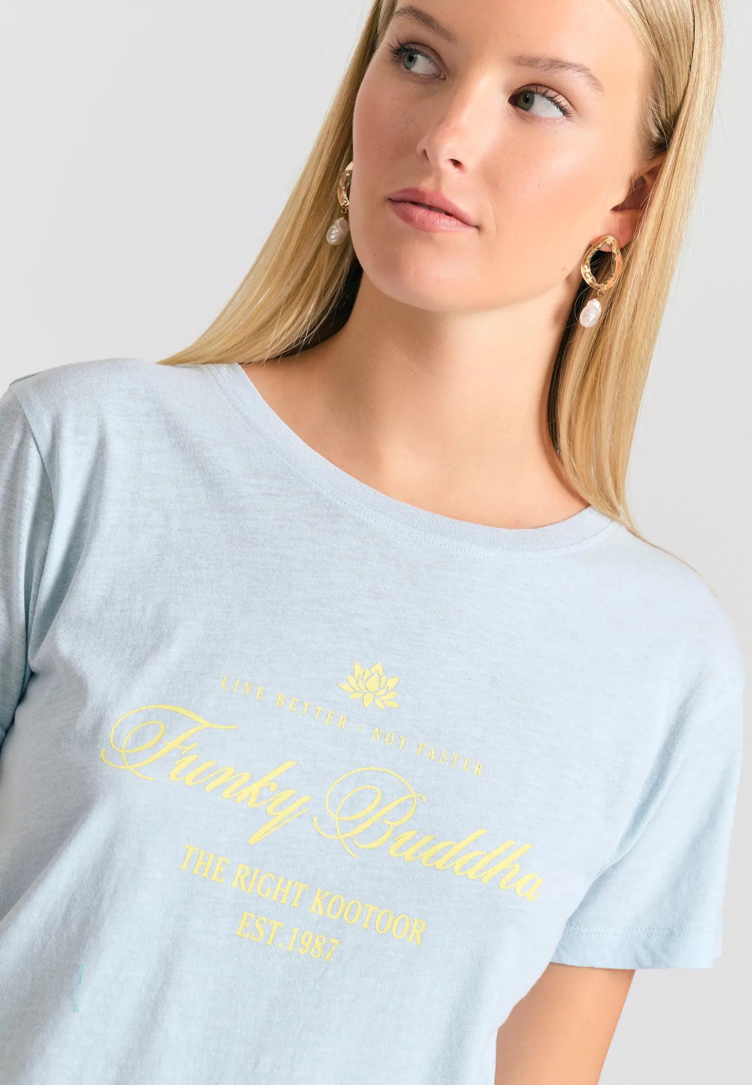 Retro cool look με FUNKY BUDDHA branded vintage t-shirt