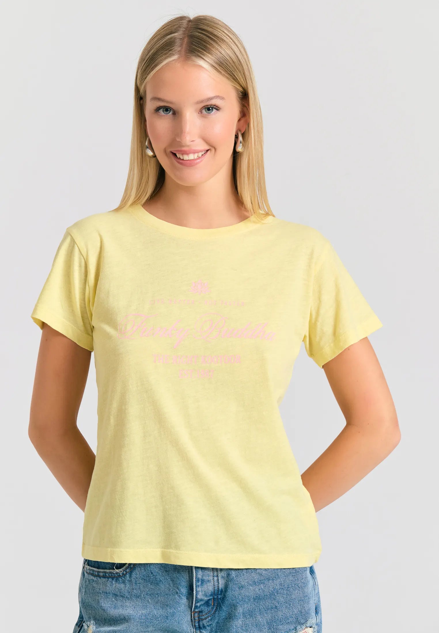 FUNKY BUDDHA κίτρινο basic t-shirt με vintage branded τύπωμα - φωτεινό retro μπλουζάκι