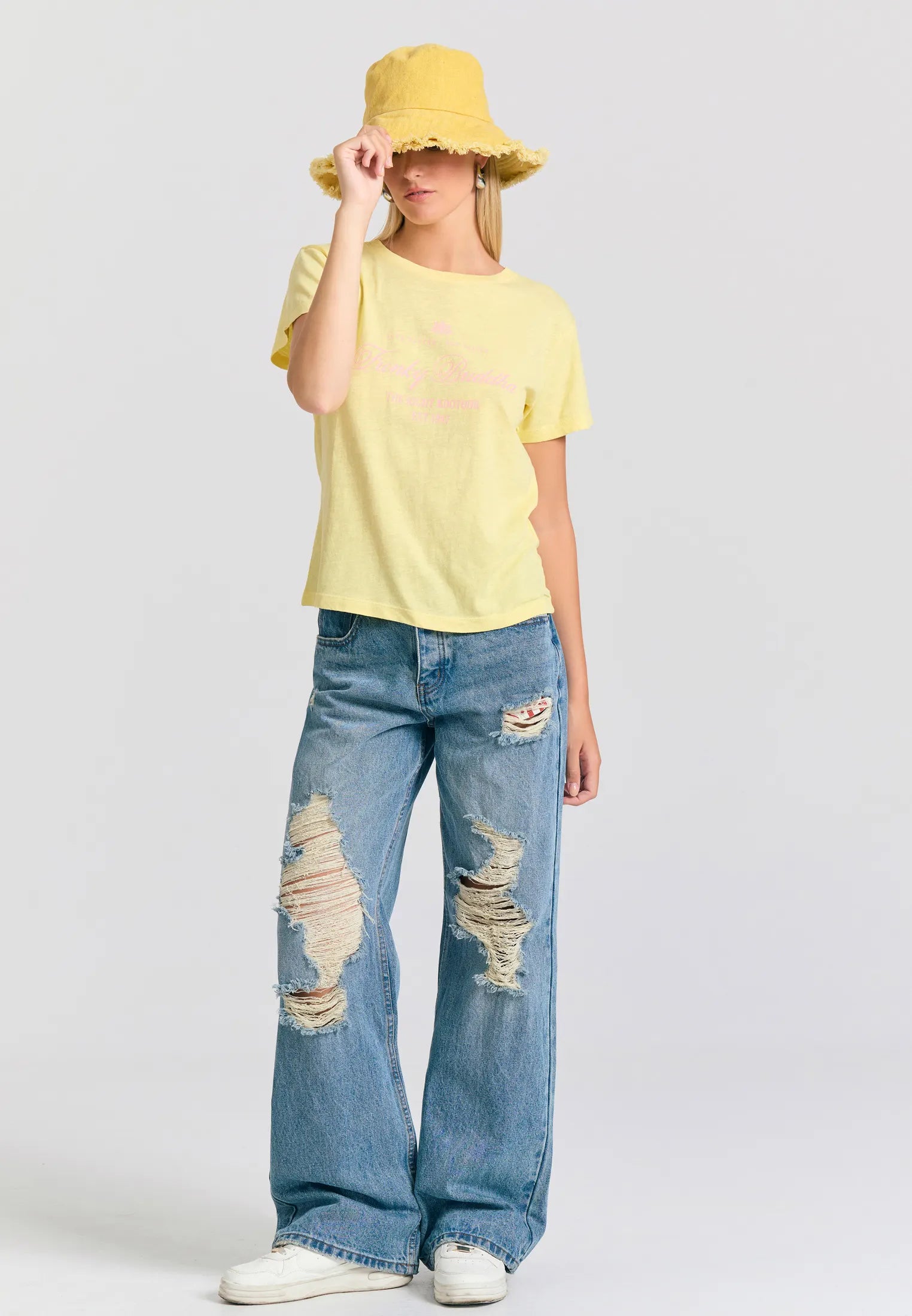 Φρέσκια εμφάνιση με FUNKY BUDDHA κίτρινο vintage t-shirt - ολόσωμο styling