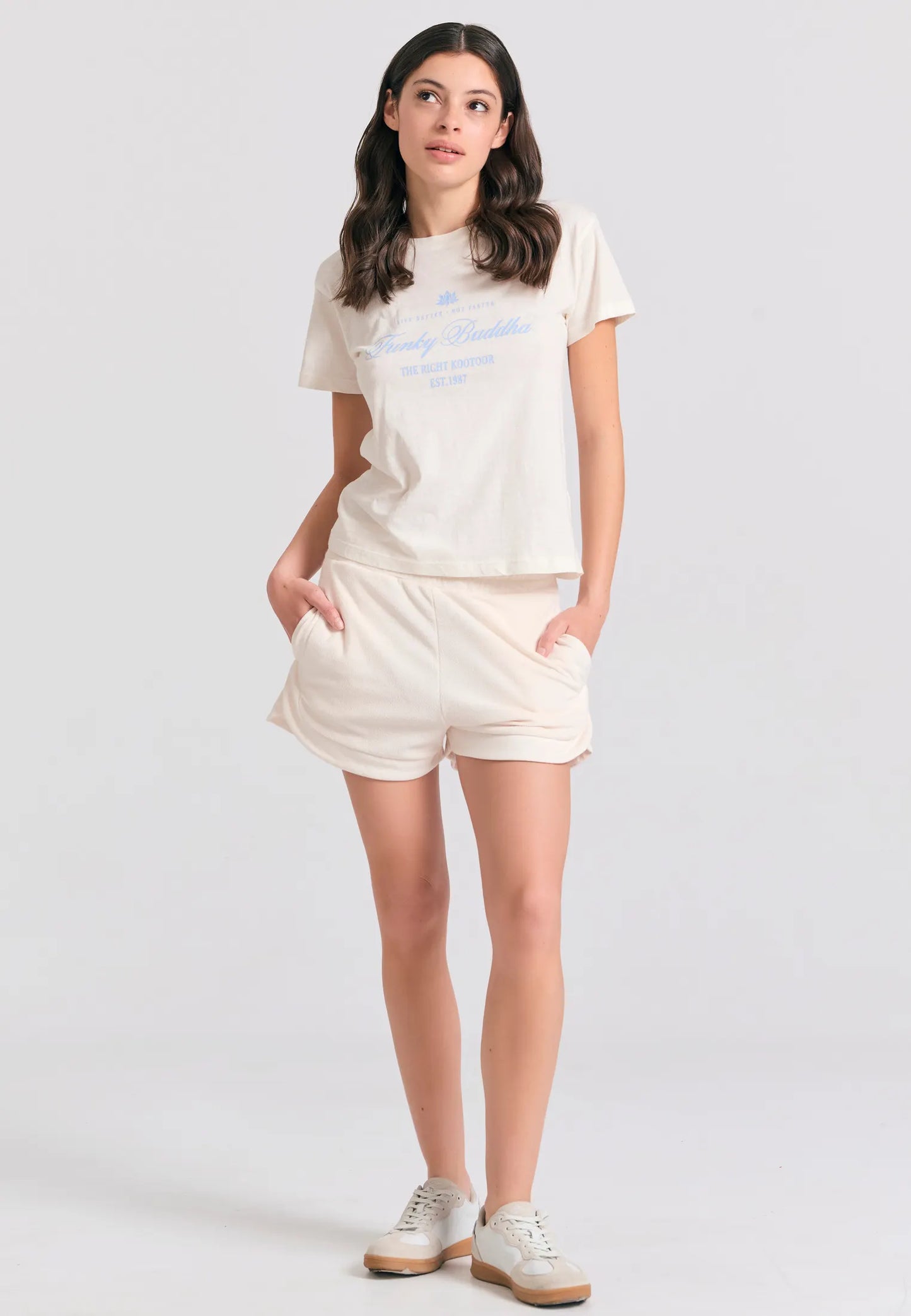 Άνετη  εμφάνιση με FUNKY BUDDHA off white basic t-shirt