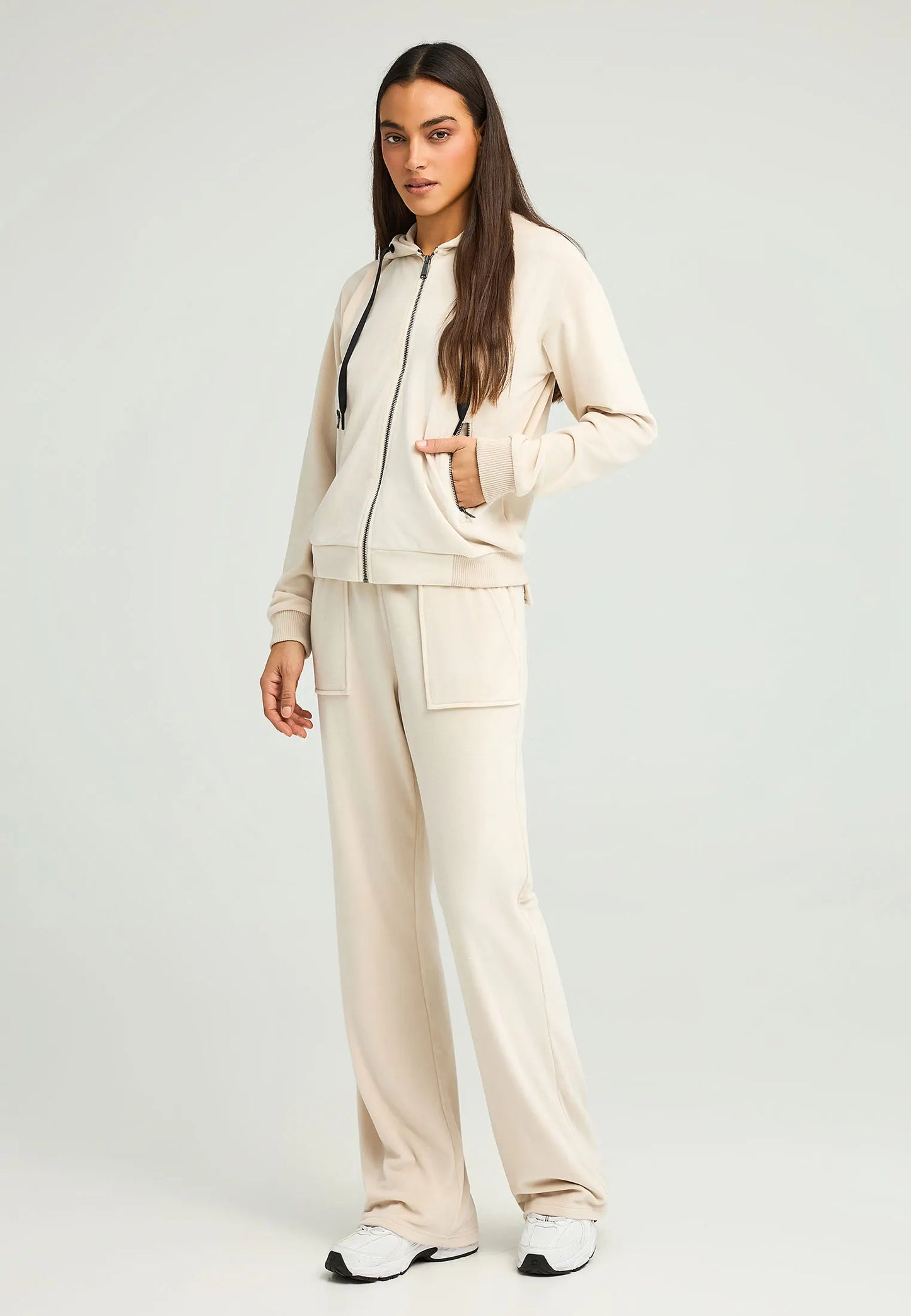 Funky Buddha Γυναικείο Μπεζ Βελουτέ Παντελόνι Φόρμας με Τσέπες ολόσωμη εμφάνιση με matching ζακέτα