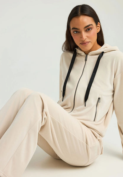 Funky Buddha Γυναικείο Μπεζ Βελουτέ Παντελόνι Φόρμας με Τσέπες μοντέλο φοράει το σετ 