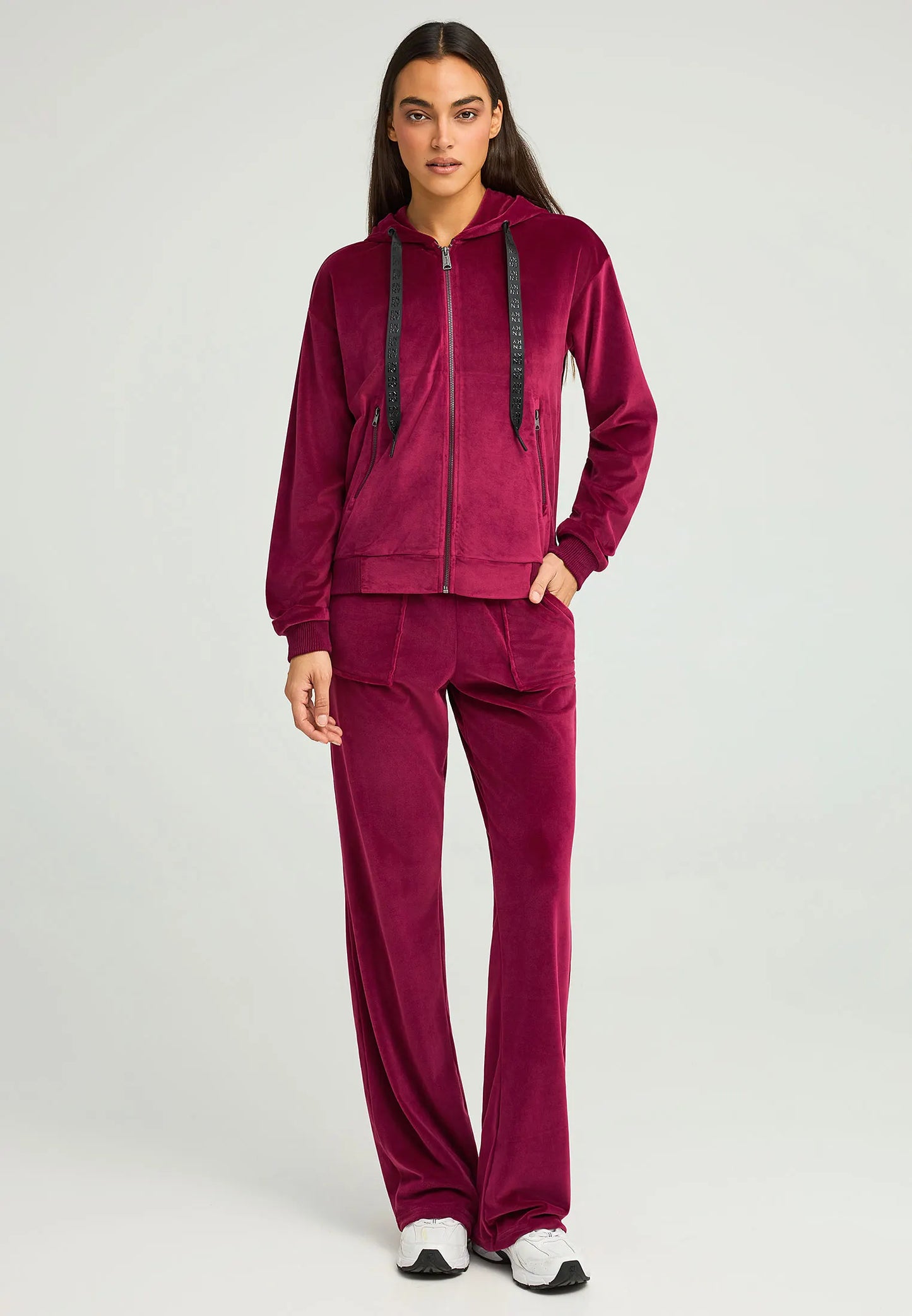 Funky Buddha Γυναικείο Μπορντό Βελουτέ Παντελόνι Φόρμας με Τσέπες  ολόσωμη εμφάνιση με matching ζακέτα