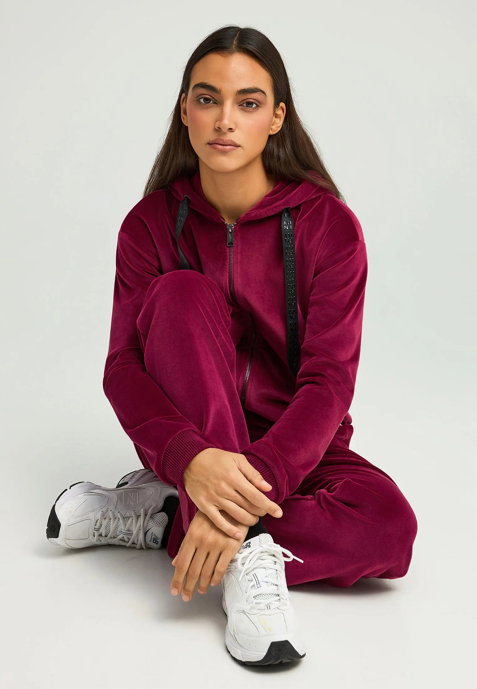 Funky Buddha Γυναικείο Μπορντό Βελουτέ Παντελόνι Φόρμας με Τσέπες  μοντέλο σε πόζα φοράει το σετ