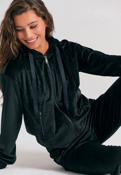 Funky Buddha Γυναικεία Μαύρη Βελουτέ Ζακέτα με Κουκούλα μοντέλο σε πόζα