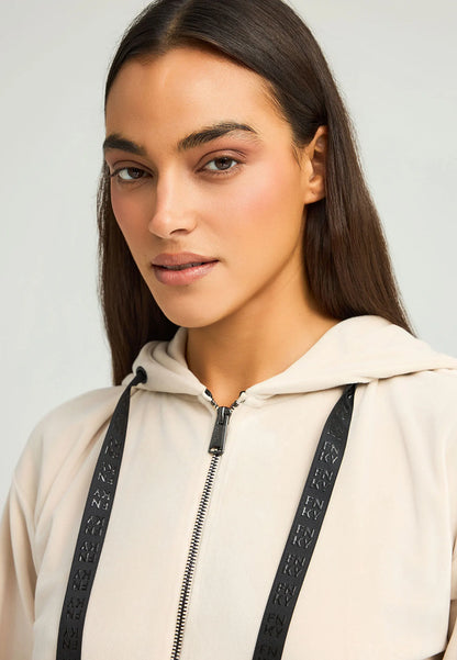 Funky Buddha Γυναικεία Μπεζ Βελουτέ Ζακέτα με Κουκούλα και φερμουάρ κοντινή λήψη λεπτομέρεια κλείσιμο φερμουρ και κορδόνια κουκούλας