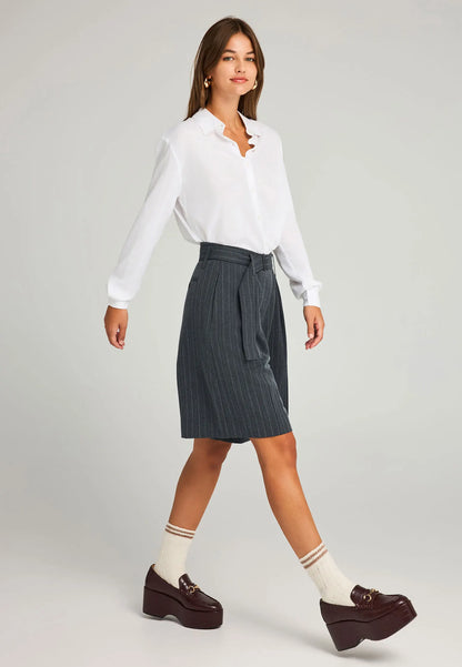 Funky Buddha γυναικεία ριγέ βερμούδα με ζώνη ολόσωμη εμφάνιση μοντέλο που περπατάει