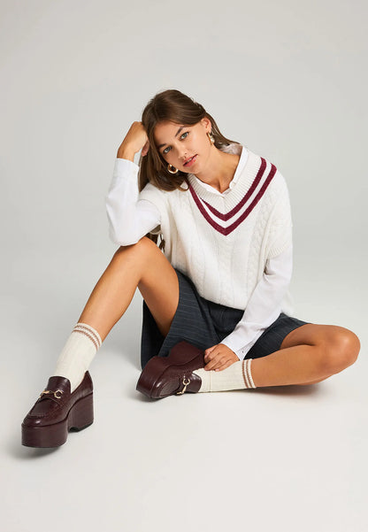 Funky Buddha γυναικεία ριγέ βερμούδα με ζώνη μοντέλο σε πόζα