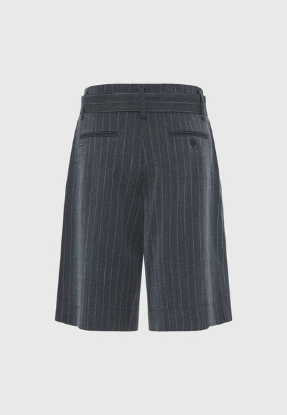 Πίσω όψη γυναικείας ριγέ βερμούδας με κανονική εφαρμογή