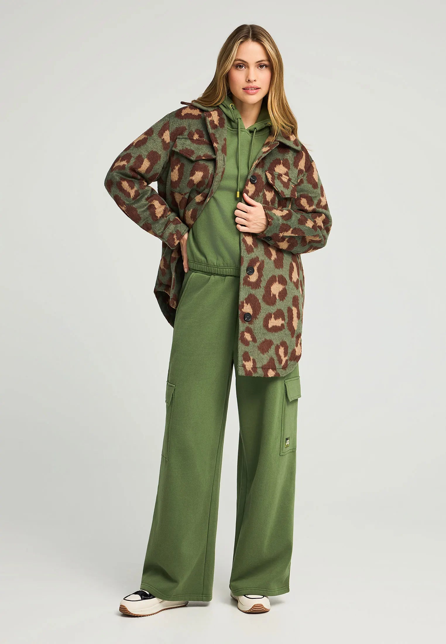 Funky Buddha γυναικείο λεοπάρ faux fur τζάκετ μπροστινή όψη πόζα μοντέλου