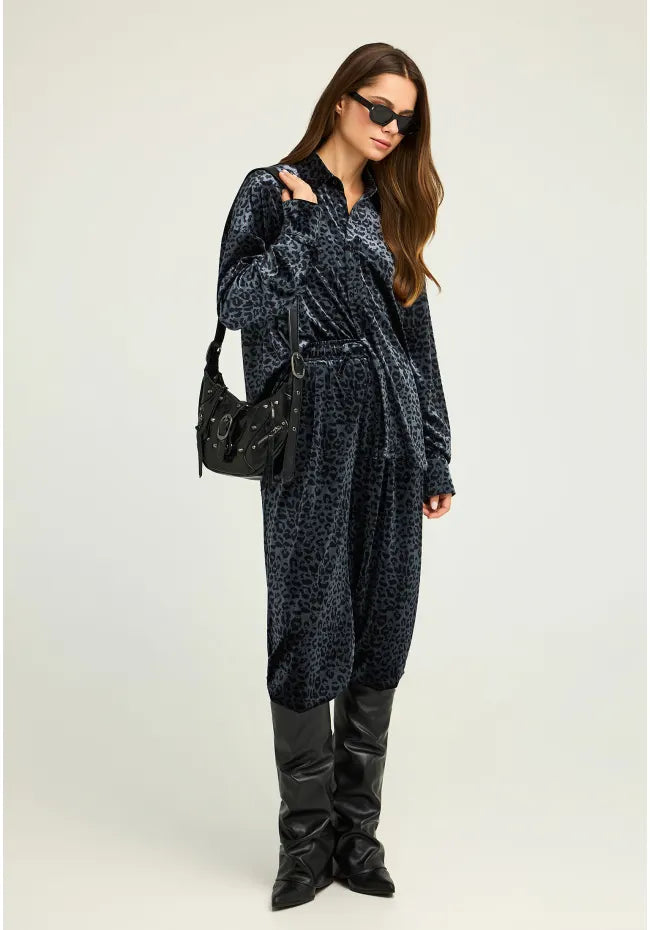FUNKY BUDDHA Βελουτέ Παντελόνι με Λάστιχο Λεοπάρ ολόσωμη εμφάνιση με matching πουκάμισο