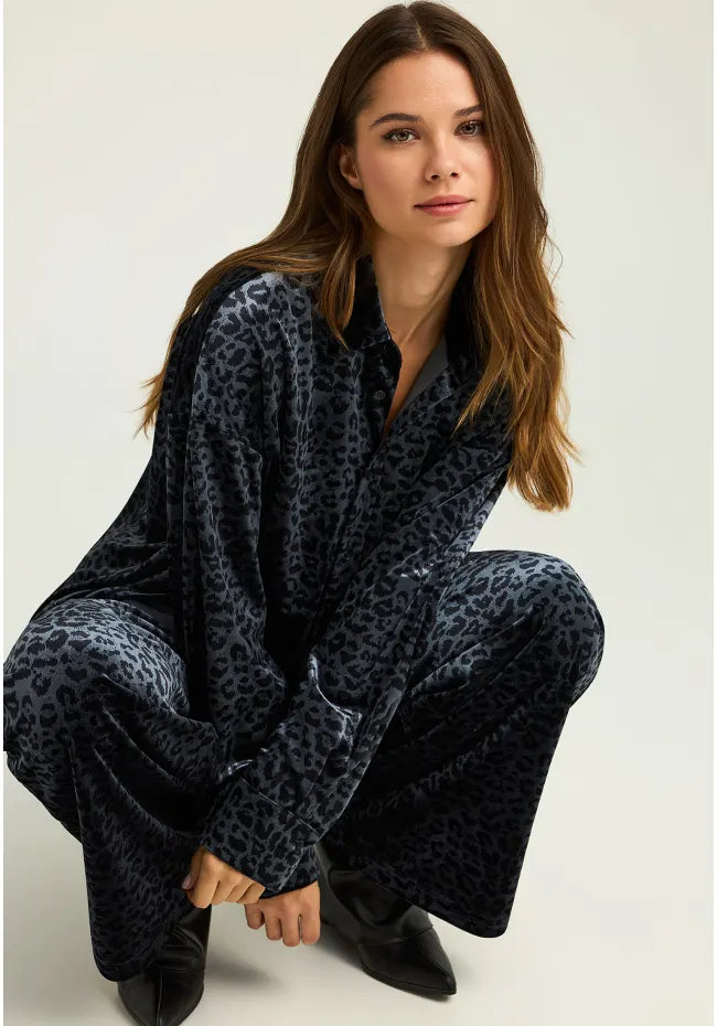 FUNKY BUDDHA Βελουτέ Παντελόνι με Λάστιχο Λεοπάρ μοντέλο που φοράει το σετ