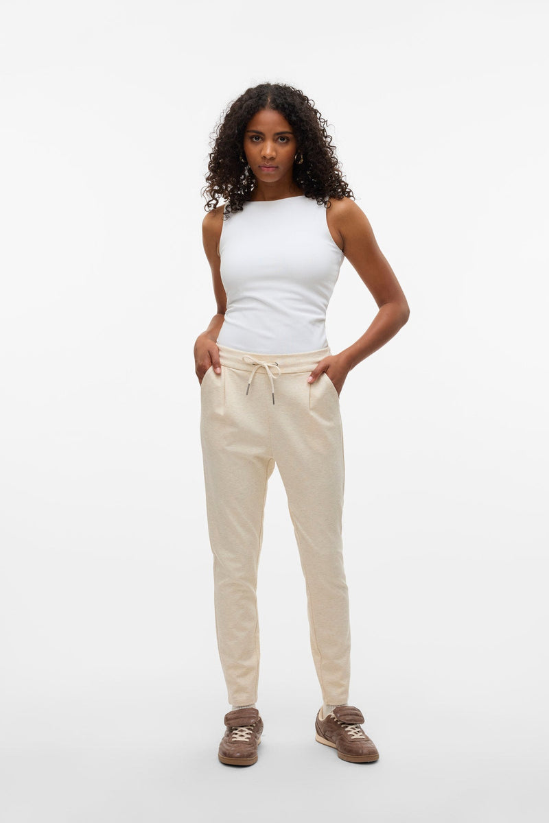 VERO MODA γυναικείο εκρού μελανζέ παντελόνι tapered λάστιχο στην μέση με κορδονάκι, ολόσωμη εμφάνιση μοντέλου