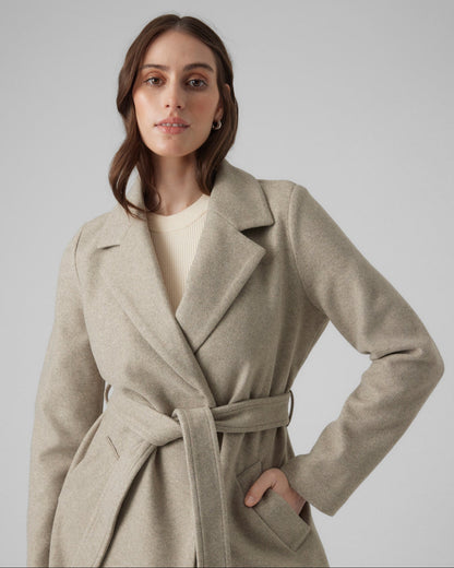 VERO MODA γυναικείο μπεζ παλτό, κοντινή όψη με κλασικό πέτο, δεμένη ζώνη και μπροστινές τσέπες.
