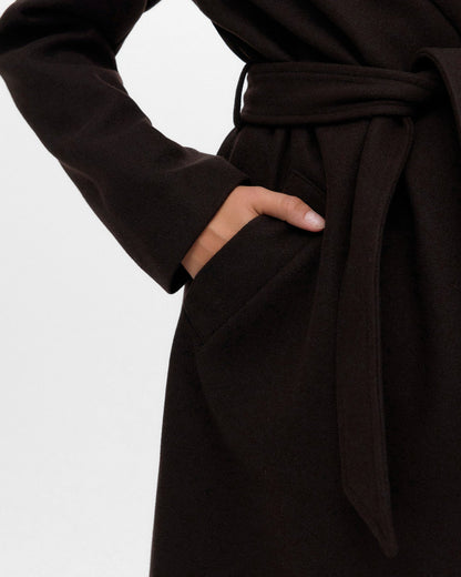 VERO MODA γυναικείο καφέ παλτό, λεπτομέρεια μπροστινής τσέπης, μανικιού και δεμένης ζώνης.
