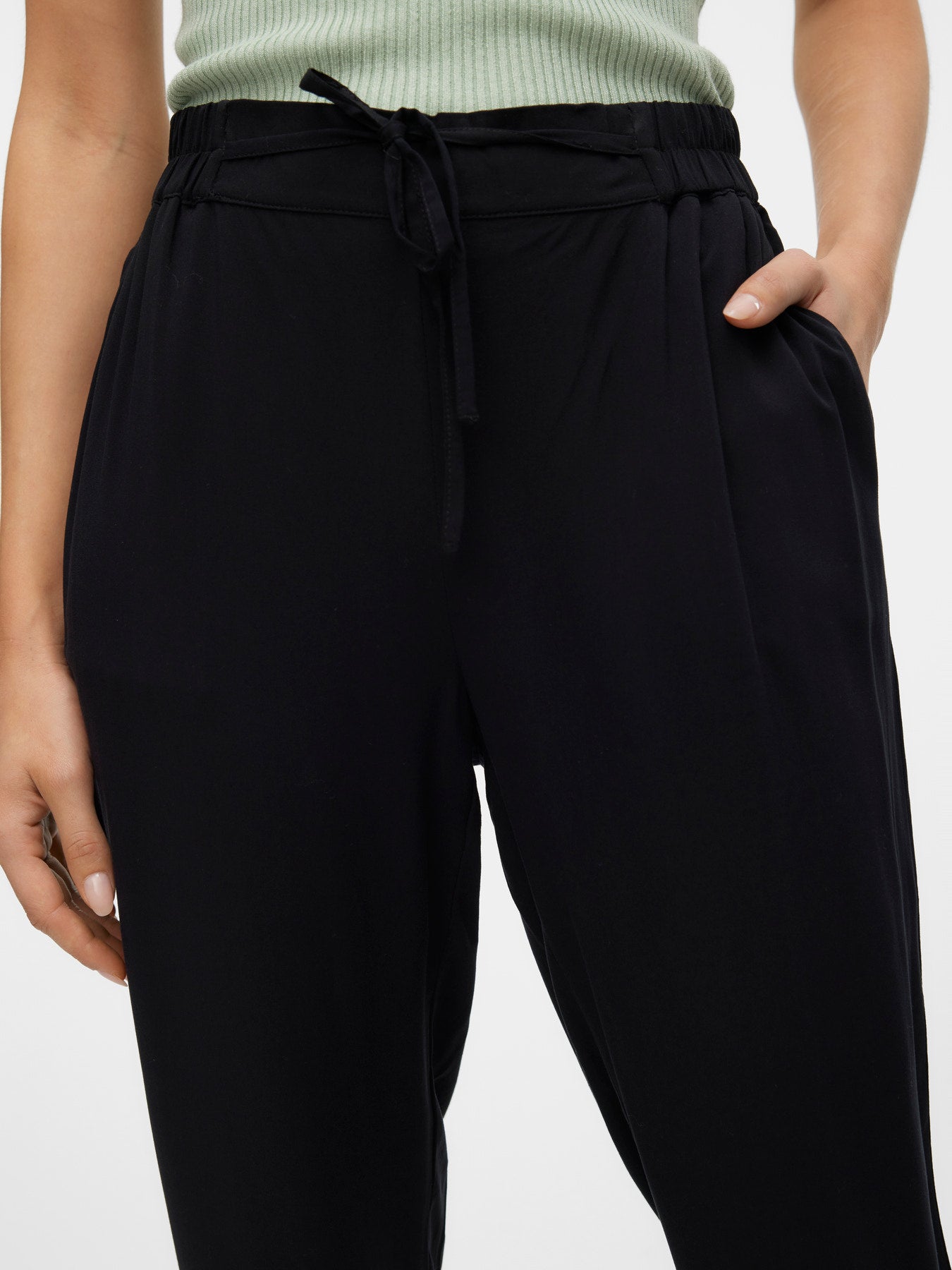 VERO MODA Παντελόνα Loose Fit Κανονική Μέση Λάστιχο Κορδόνι Μαύρη λεπτομέρεια λάστιχο και κορδόνι στην μέση