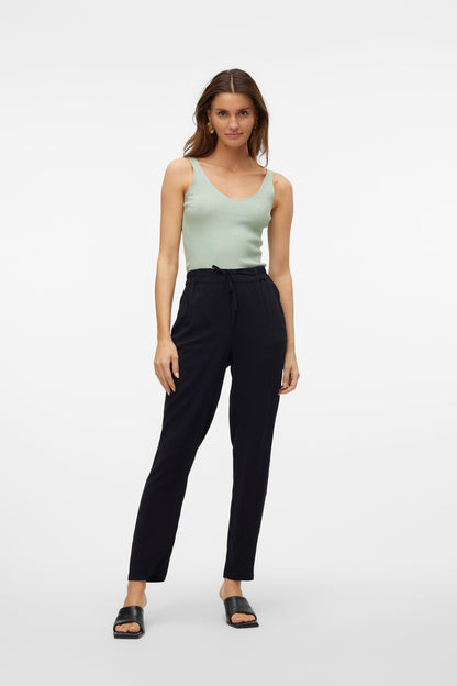 VERO MODA Παντελόνα Loose Fit Κανονική Μέση Λάστιχο Κορδόνι Μαύρη ολόσωμη εμφάνιση