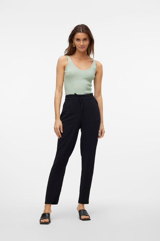 VERO MODA Παντελόνα Loose Fit Κανονική Μέση Λάστιχο Κορδόνι Μαύρη ολόσωμη εμφάνιση