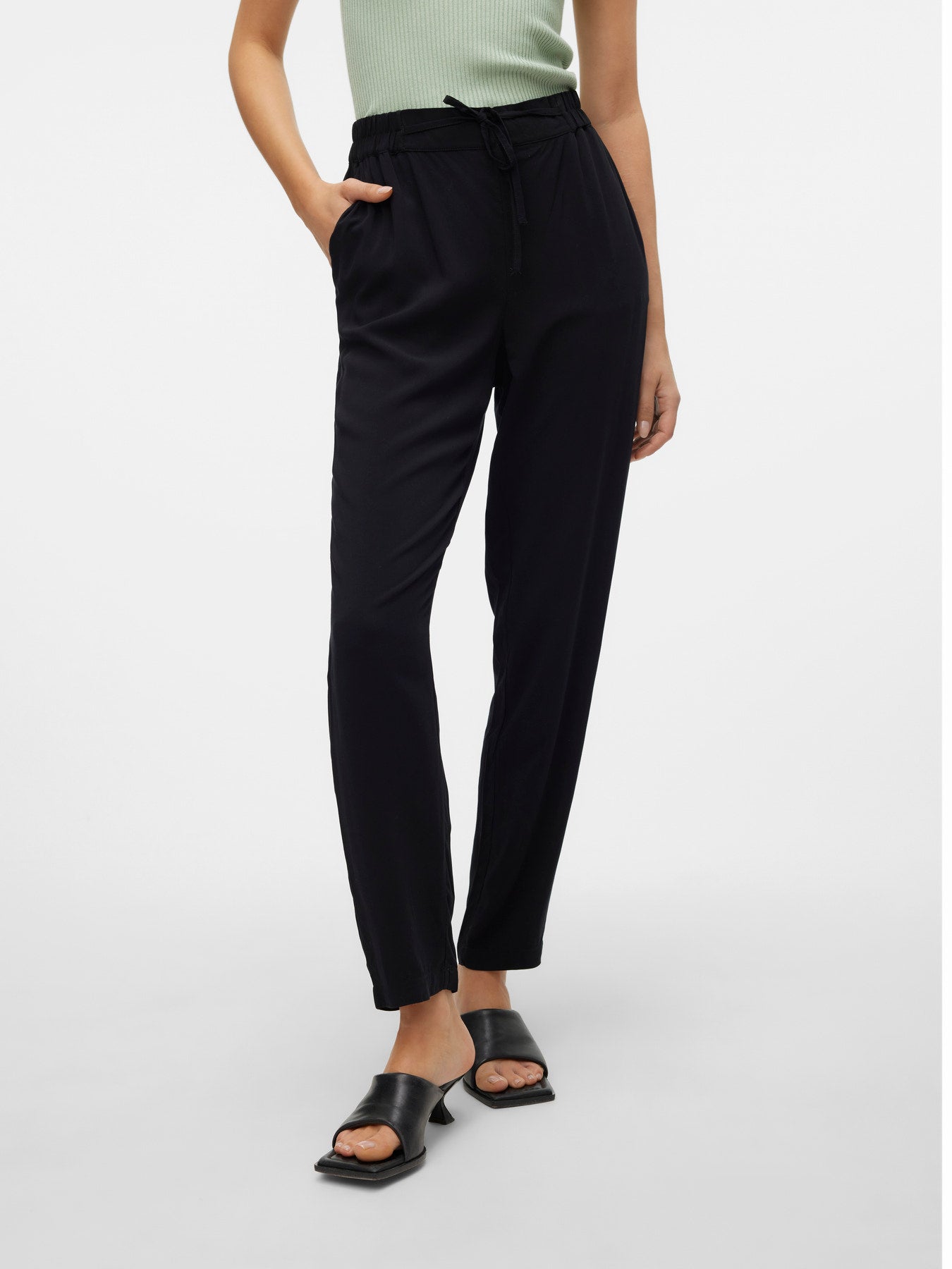 VERO MODA Παντελόνα Loose Fit Κανονική Μέση Λάστιχο Κορδόνι Μαύρη μπροστινή όψη