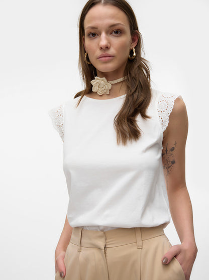 VERO MODA T-shirt Αμάνικο Οργανικό Βαμβάκι Δαντέλα στον Ώμο Λευκό λεπτομέρεια μπροστινή όψη