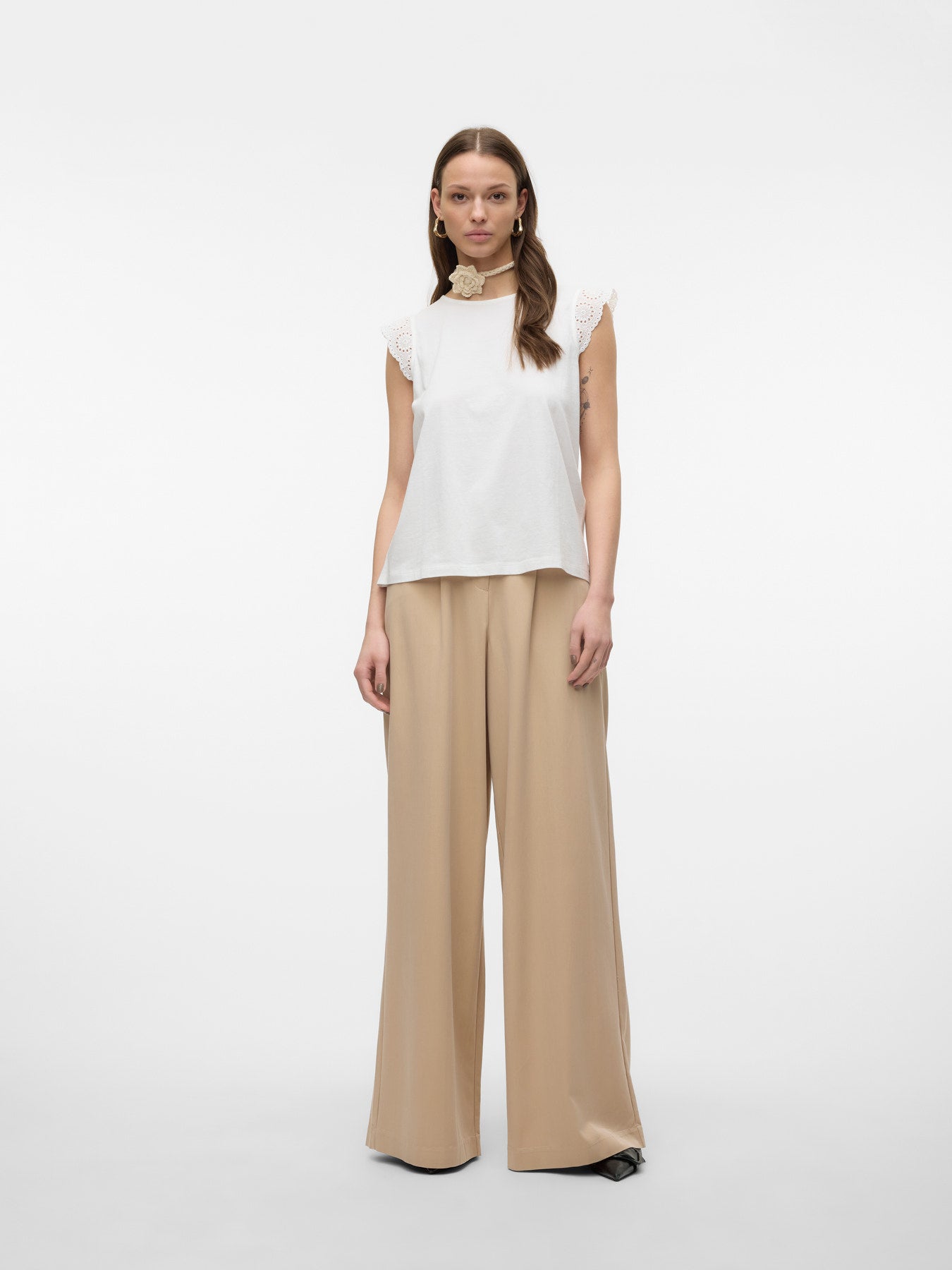VERO MODA T-shirt Αμάνικο Οργανικό Βαμβάκι Δαντέλα στον Ώμο Λευκό ολόσωμη εμφάνιση μπροστινή όψη