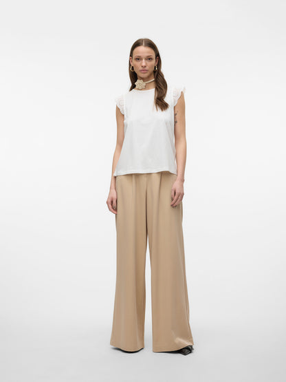 VERO MODA T-shirt Αμάνικο Οργανικό Βαμβάκι Δαντέλα στον Ώμο Λευκό ολόσωμη εμφάνιση μπροστινή όψη