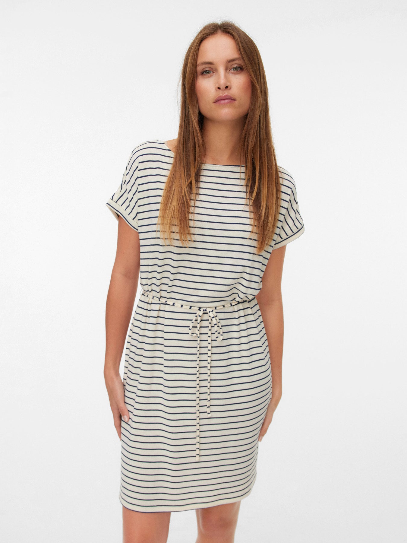 VERO MODA Γυναικείο Φόρεμα Ριγέ Κοντομάνικο με Ζώνη Εκρού-Μαύρο κοντινή ήψη λεπτομέρεια ζωνάκι