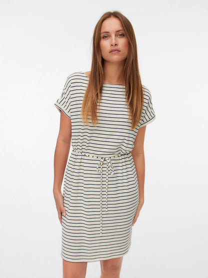 VERO MODA Γυναικείο Φόρεμα Ριγέ Κοντομάνικο με Ζώνη Εκρού-Μαύρο κοντινή ήψη λεπτομέρεια ζωνάκι