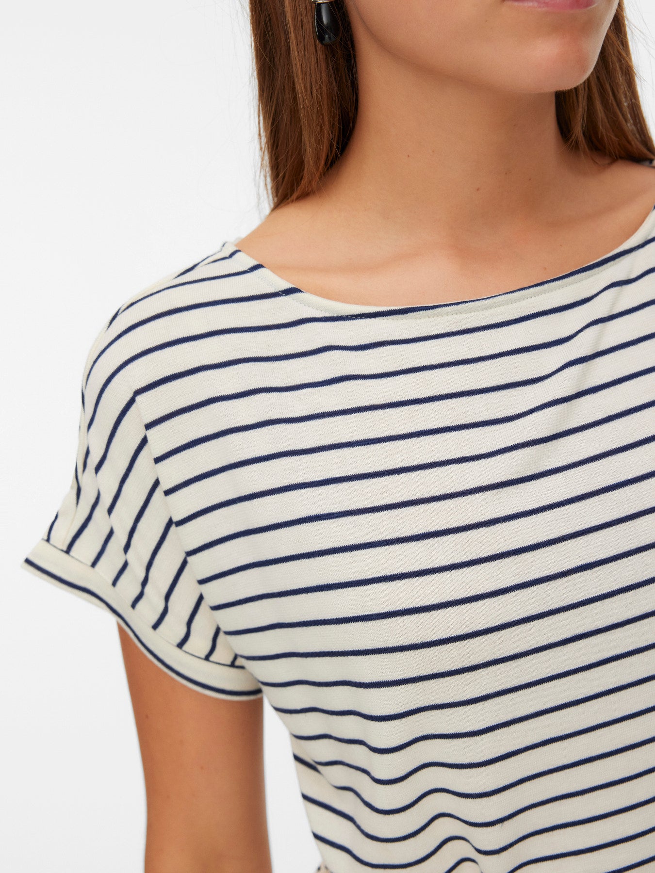 VERO MODA Γυναικείο Φόρεμα Ριγέ Κοντομάνικο με Ζώνη Εκρού-Μαύρο κοντινή λήψη λεπτομέρεια λαιμόκοψη και μανίκι