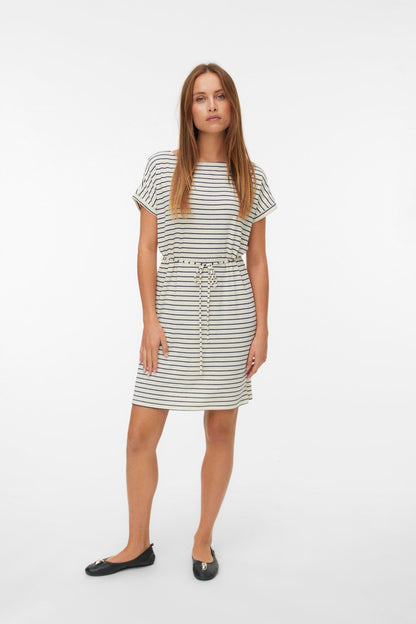 VERO MODA Γυναικείο Φόρεμα Ριγέ Κοντομάνικο με Ζώνη Εκρού-Μαύρο μπροστινή όψη
