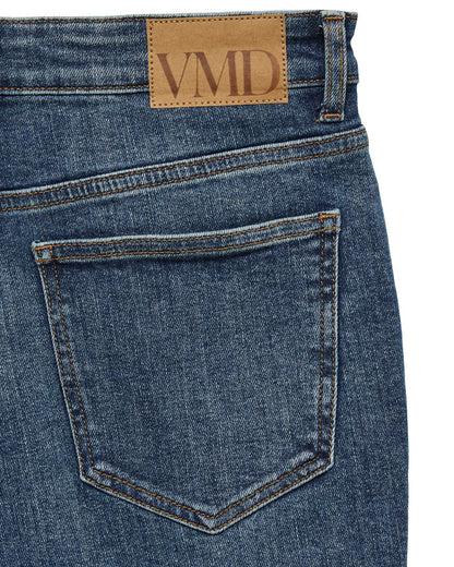 VERO MODA γυναικείο μπλε τζιν παντελόνι, λεπτομέρεια πίσω τσέπης με διακοσμητικές ραφές και ετικέτα VMD στη μέση.
