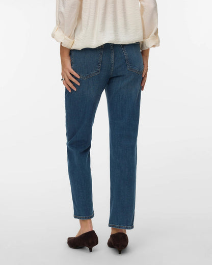 VERO MODA γυναικείο μπλε τζιν παντελόνι σε ίσια γραμμή με δύο πίσω τσέπες, πίσω όψη σε μοντέλο.
