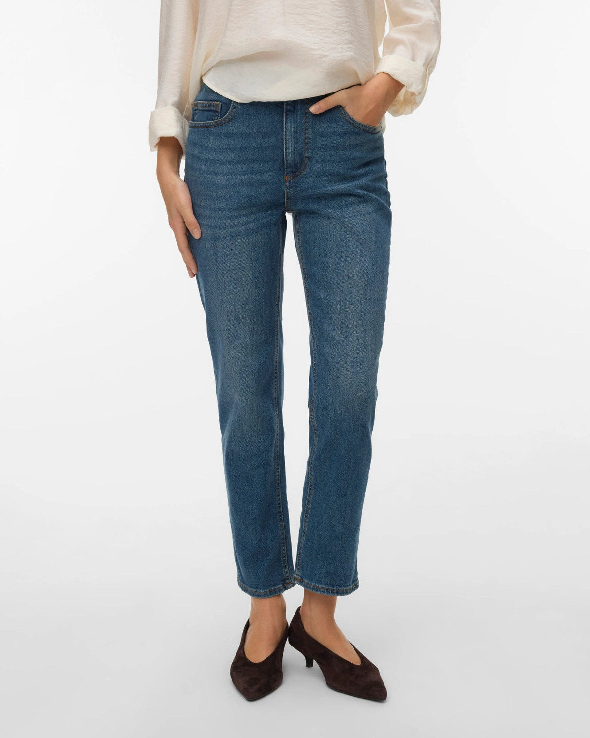 VERO MODA γυναικείο μπλε τζιν παντελόνι σε ίσια γραμμή, κοντινή μπροστινή όψη της εφαρμογής σε μοντέλο.

