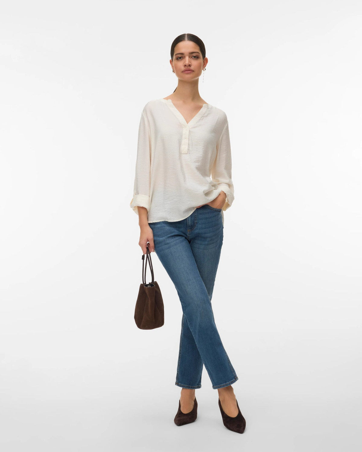 VERO MODA γυναικείο μπλε τζιν παντελόνι σε ίσια γραμμή με κανονική μέση, μπροστινή όψη σε μοντέλο.
