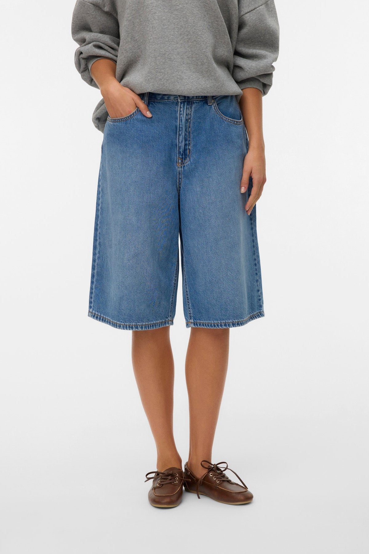 VERO MODA Βερμούδα Τζιν Κανονική Εφαρμογή Medium Blue Denim μπροστινή όψη