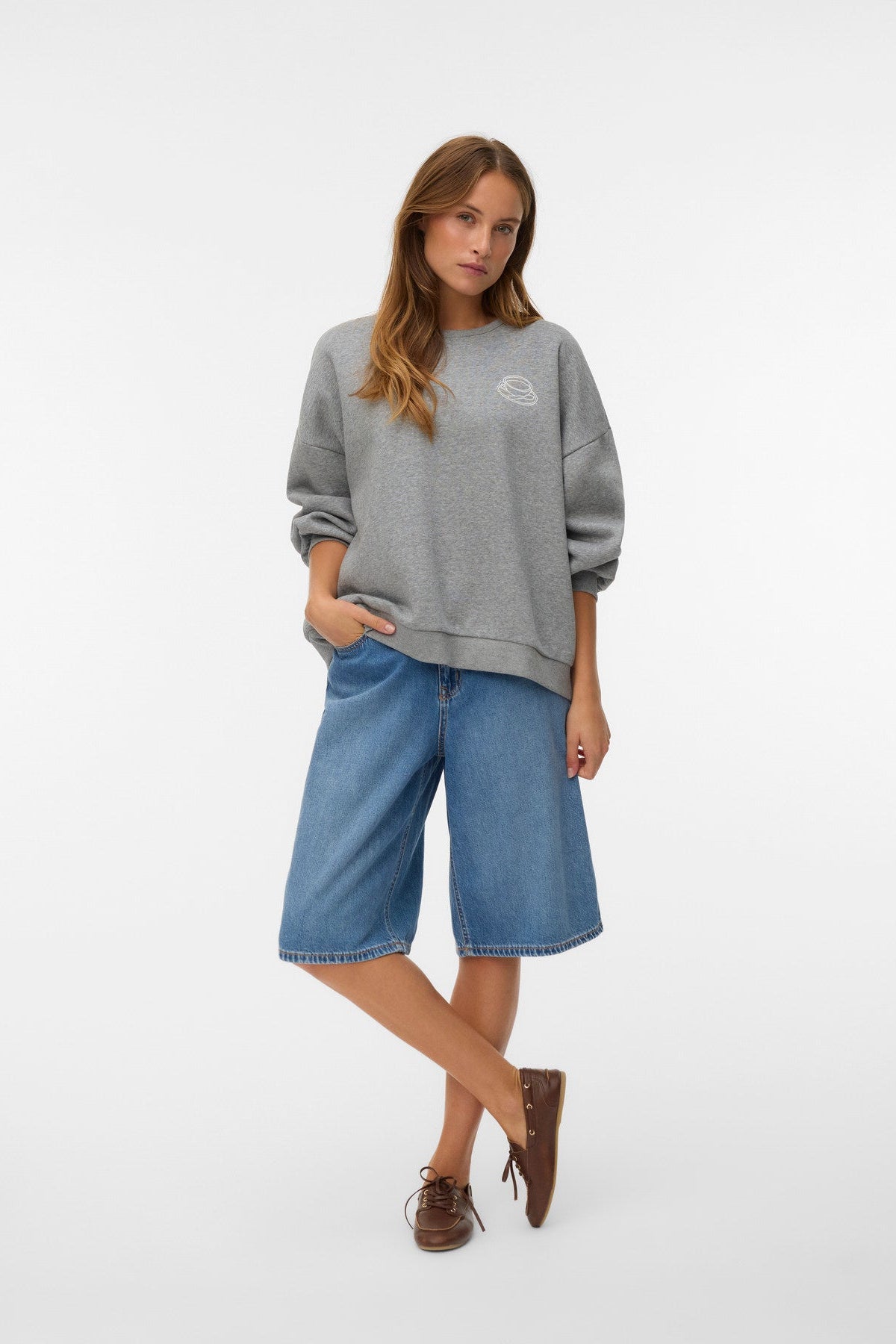 VERO MODA Βερμούδα Τζιν Κανονική Εφαρμογή Medium Blue Denim ολόσωμη εμφάνιση μπροστινή όψη